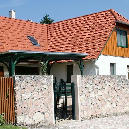 Hotel Sasfeszek Vendeghaz Zirc Exterior foto