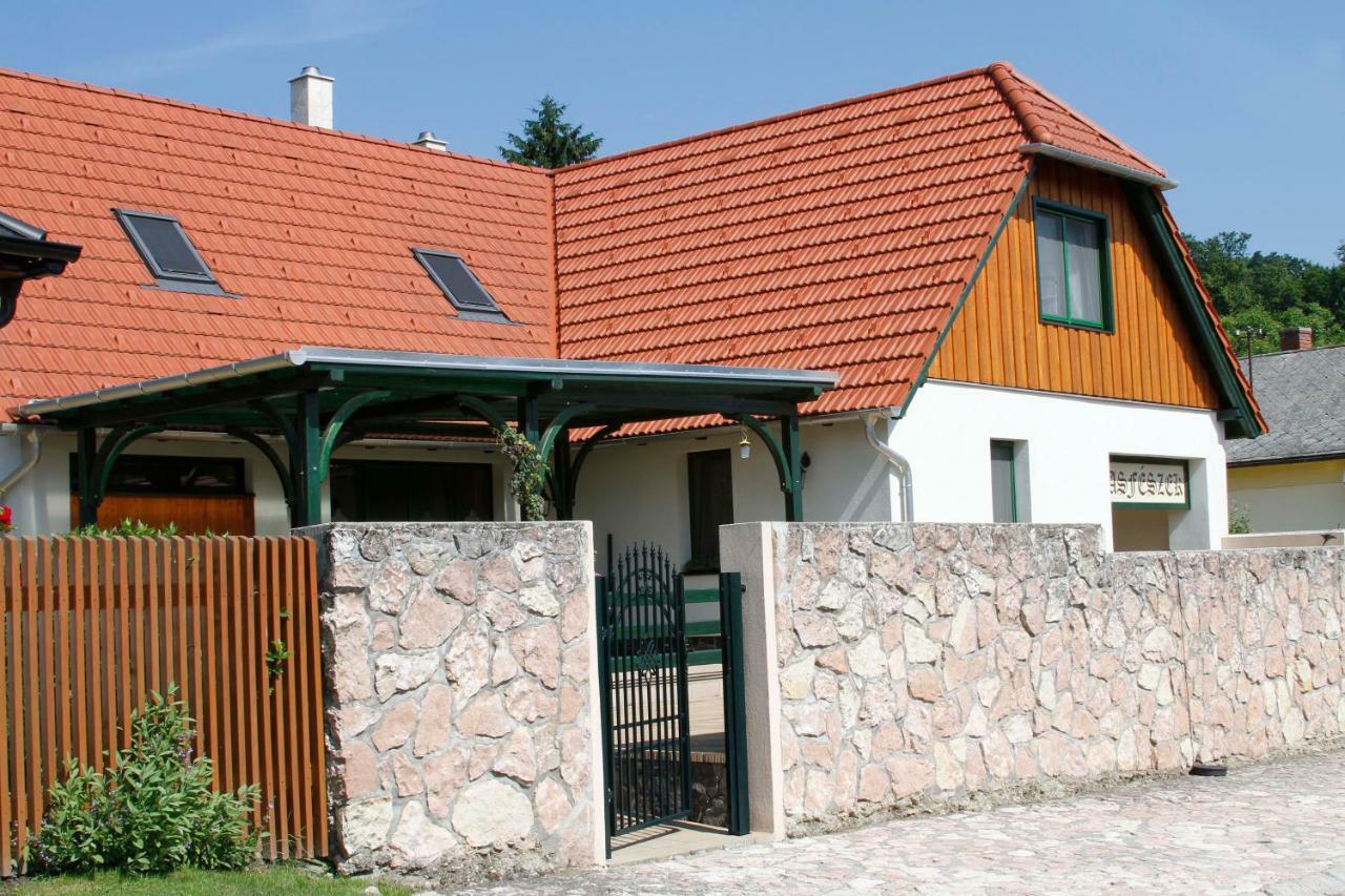Hotel Sasfeszek Vendeghaz Zirc Exterior foto