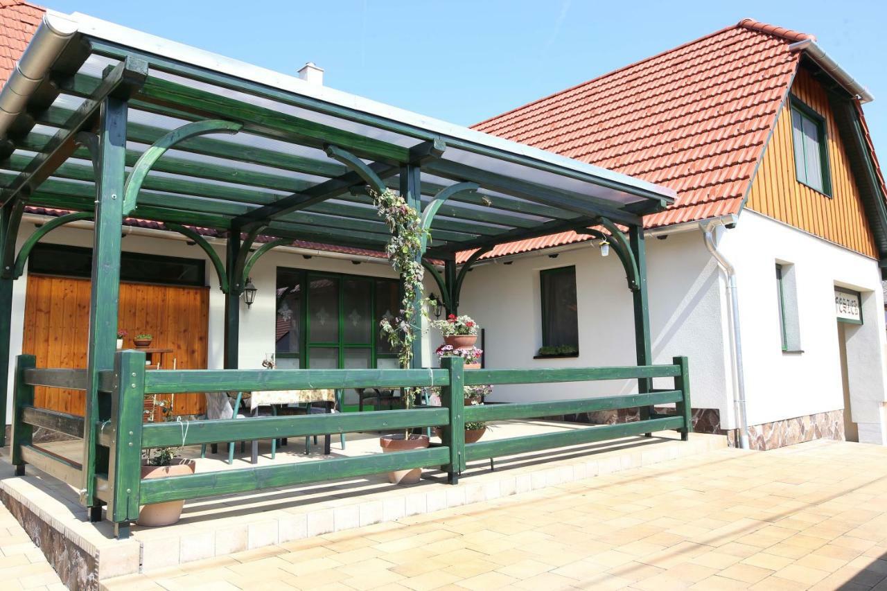 Hotel Sasfeszek Vendeghaz Zirc Exterior foto