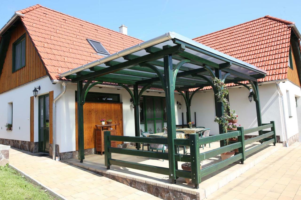 Hotel Sasfeszek Vendeghaz Zirc Exterior foto